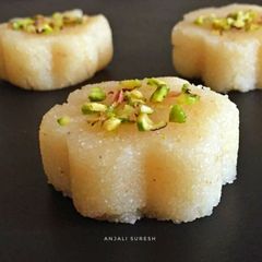 A picture of Coconut milk flavoured suji halwa.
