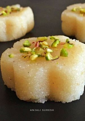 A picture of Coconut milk flavoured suji halwa.