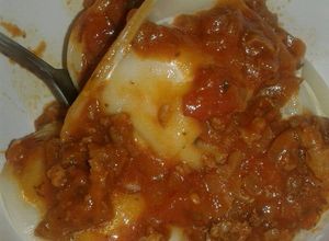 Una foto de Agnolottis de ricota, jamón y queso con ragout