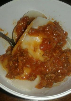 Una foto de Agnolottis de ricota, jamón y queso con ragout