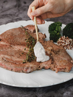 低醣料理 <牛肉> 法式香煎牛菲力佐藍紋起司醬 的食譜成品照片