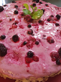Una foto de Bizcocho fit con frosting de frutos rojos light
