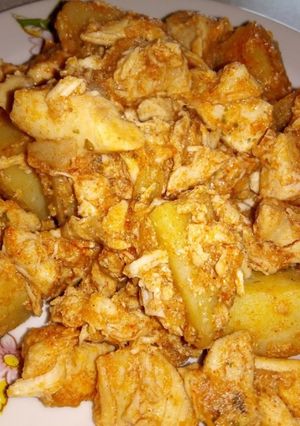 Hagymás csirkekockák héjában főtt burgonyával - egytál recept fotója