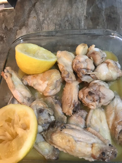 Una foto de Alitas de pollo al limón