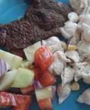 Bistec a la barbecue con ensalada de caracolitos y vegetales