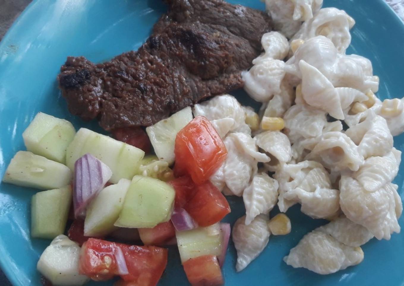 Bistec a la barbecue con ensalada de caracolitos y vegetales