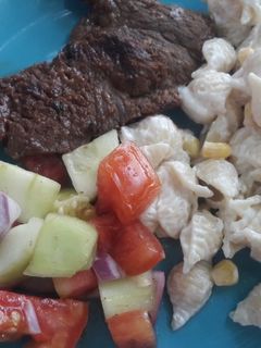Una foto de Bistec a la barbecue con ensalada de caracolitos y vegetales