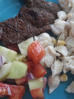 Una foto de Bistec a la barbecue con ensalada de caracolitos y vegetales
