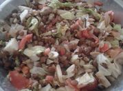 Una foto de ensalada con pickles