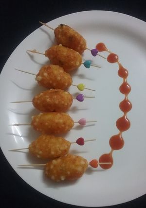 A picture of Sabudaana and aloo fritters.