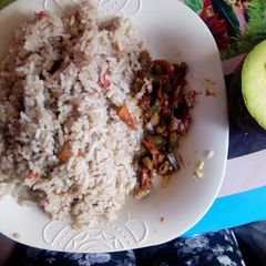 A picture of Vegetable pilau served with french beans.