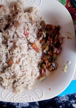 A picture of Vegetable pilau served with french beans.