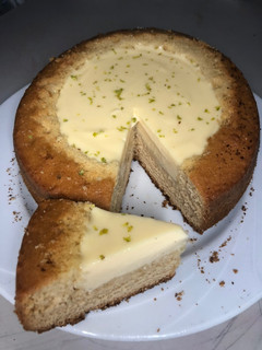 Una foto de Bizcocho relleno de limón 🍰🍋