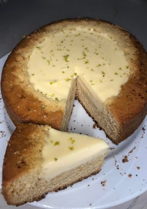 Una foto de Bizcocho relleno de limón 🍰🍋