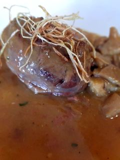 Una foto de Carrilleras de cerdo ibérico en salsa de puerros