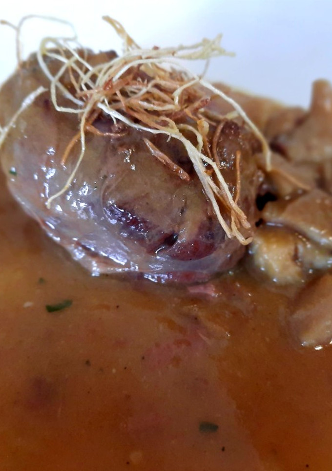 Una foto de Carrilleras de cerdo ibérico en salsa de puerros