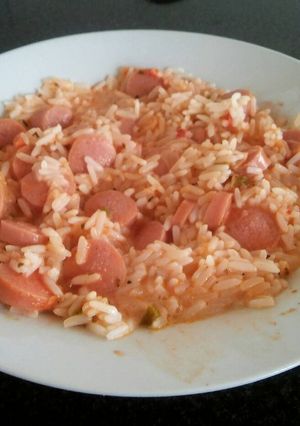 Una foto de Arroz con salchicha y salsa