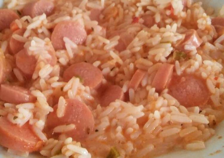 Arroz con salchicha y salsa