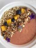 Smoothie al mango, mandorle e muesli