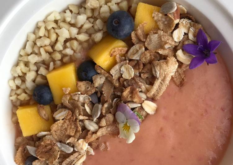 Smoothie al mango, mandorle e muesli