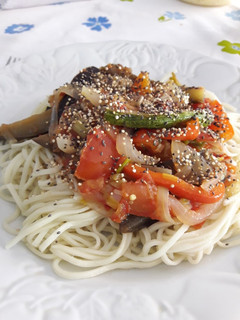 Una foto de Fideos con vegetales salteados