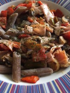 Una foto de Macarrones de trigo sarraceno con pimiento rojo y champis