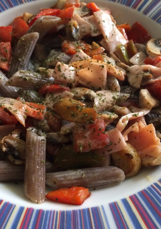Una foto de Macarrones de trigo sarraceno con pimiento rojo y champis