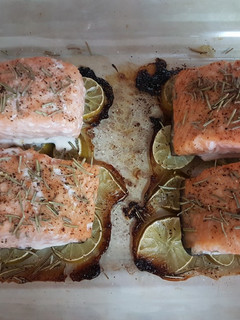 Una foto de Salmón al horno con limón y romero