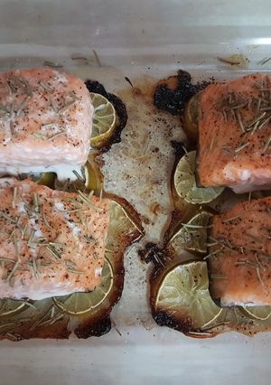 Una foto de Salmón al horno con limón y romero
