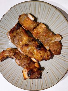 Hình của món Sườn Bò Nướng Mật Ong Sốt Sate.