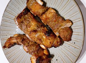 Hình của món Sườn Bò Nướng Mật Ong Sốt Sate.