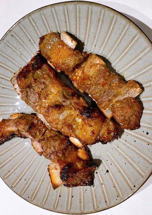 Hình của món Sườn Bò Nướng Mật Ong Sốt Sate.