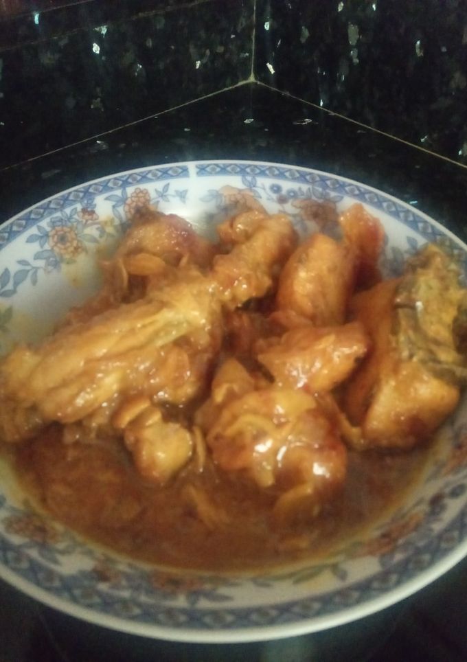 Una foto de Pollo encebollado al ajicurri