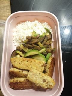 Una foto de Tempe de soja con arroz y verduras