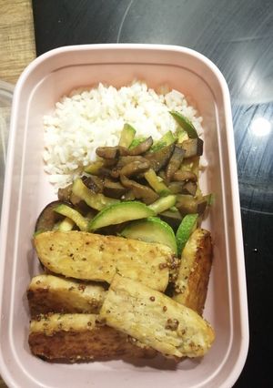 Una foto de Tempe de soja con arroz y verduras