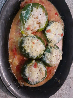 Una foto de Zapallitos rellenos, con salsa roja y blanca. Vegetarianos