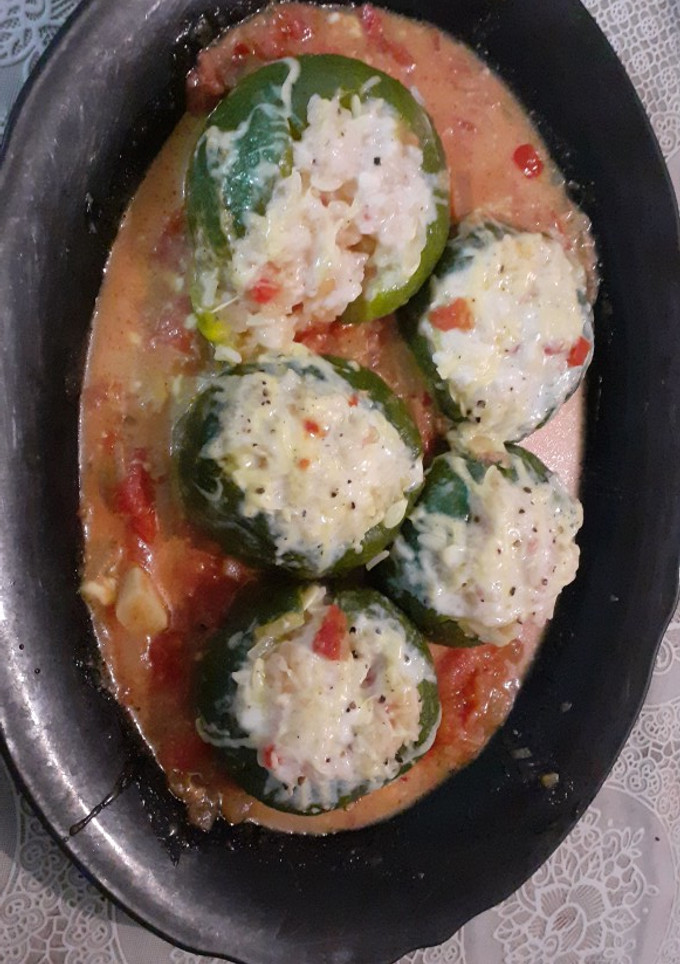 Una foto de Zapallitos rellenos, con salsa roja y blanca. Vegetarianos