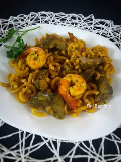 Una foto de Fideuá de alcachofas con langostinos
