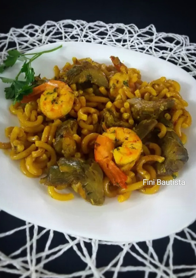 Una foto de Fideuá de alcachofas con langostinos