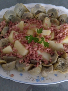 Una foto de Patatas con alcachofas y jamón