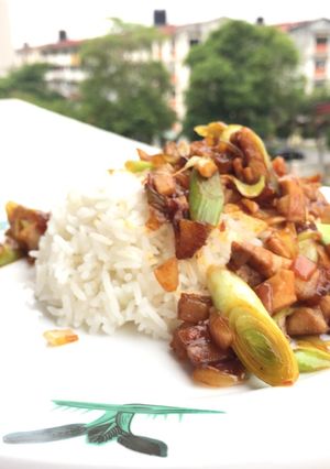 A picture of Spicy Roasted Pork With Leeks On Rice.