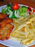 Filetes de pechuga de pollo rebozadas con patatas pajas y ensalada