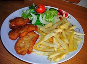 Una foto de ensalada de pollo con patata