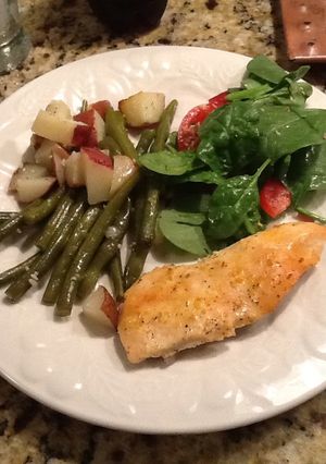 A picture of Garlic & Lemon Chicken with Red Potatoes & Green Beans.