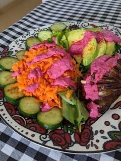 Foto de Salada com batata doce assada e molho de beterraba