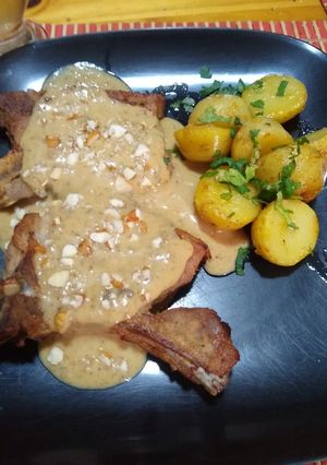 Una foto de Costillas de cerdo con salsa de naranja y almendras