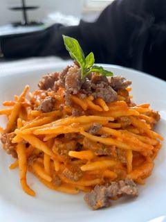 Foto di Trofie cremose alla positanese, con salsiccia, pomodorini e burrata