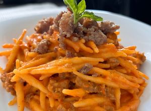 Foto di Trofie cremose alla positanese, con salsiccia, pomodorini e burrata