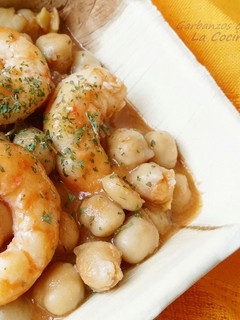 Una foto de Garbanzos con langostinos