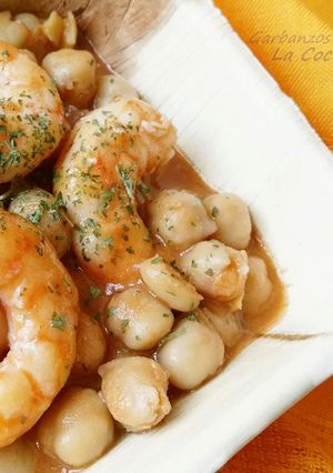 Una foto de Garbanzos con langostinos